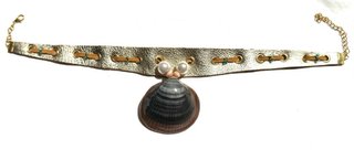 Collar de cuero auténtico con concha y perlas