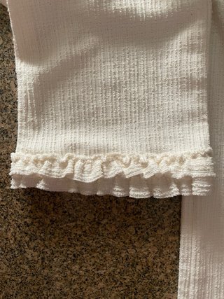 Pantalón Zara beige con volante mujer