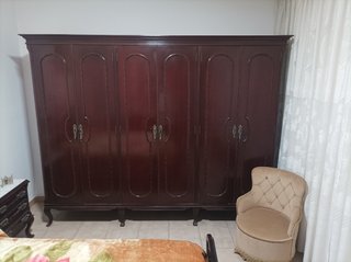 Cama y mesitas de noche y armarios
