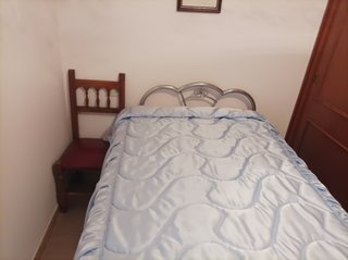Cama y mesitas de noche y armarios
