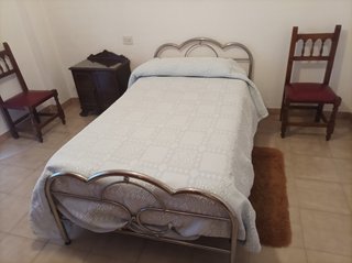 Cama y mesitas de noche y armarios