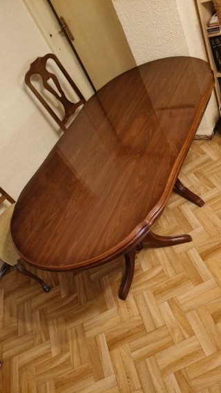 Mesa de comedor de madera