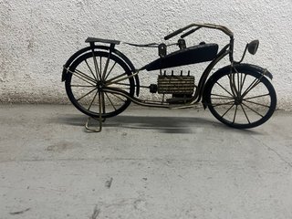 Moto Decorativa Hierro