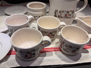 Chocolatera y tazas de loza inglesae