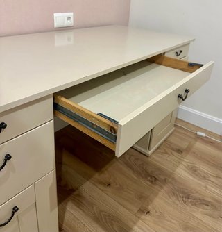 Escritorio grande de madera color beige.