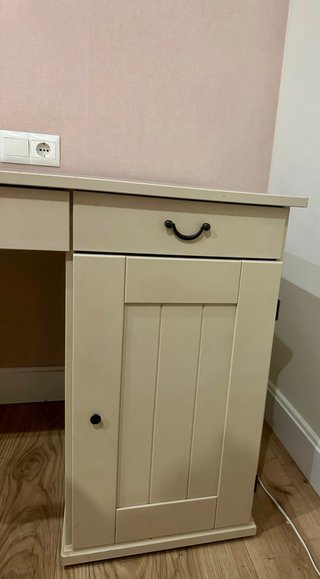 Escritorio grande de madera color beige.