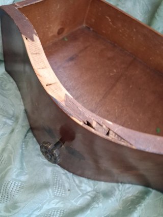 Antico cassetto in legno con decorazioni