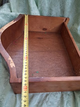 Antico cassetto in legno con decorazioni