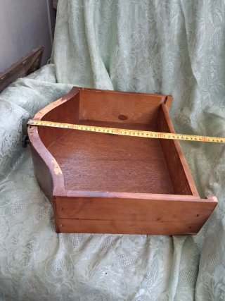 Antico cassetto in legno con decorazioni