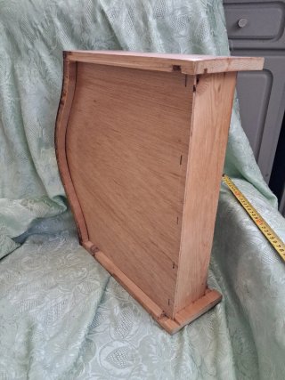 Antico cassetto in legno con decorazioni