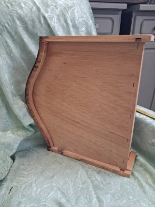 Antico cassetto in legno con decorazioni
