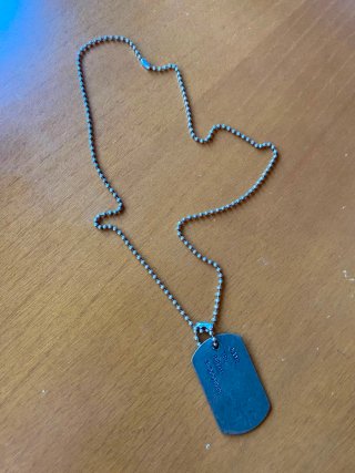 Cadena de plata con placa militar