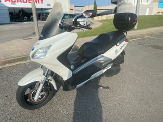 Moto Scooter Blanca  Colindradra  250cv