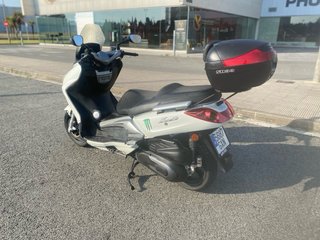 Moto Scooter Blanca  Colindradra  250cv