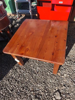 Mesa baja de madera de pino