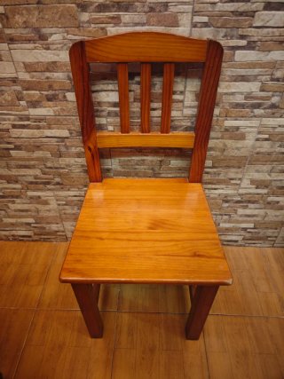 Juego de 4 Sillas de Madera