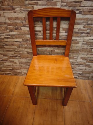 Juego de 4 Sillas de Madera