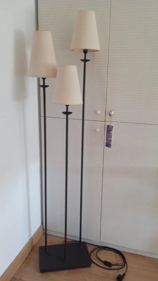 Lámpara de pie moderna beige y negra