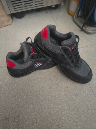 Botas de seguridad Dunlop negras y rojas