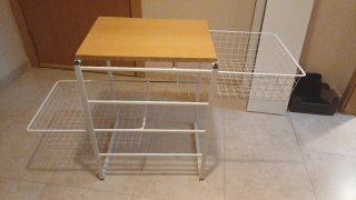 Estantería metálica con baldas de madera