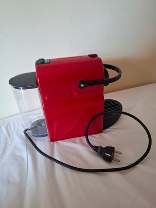 Cafetera Nespresso DeLonghi Inissia Roja