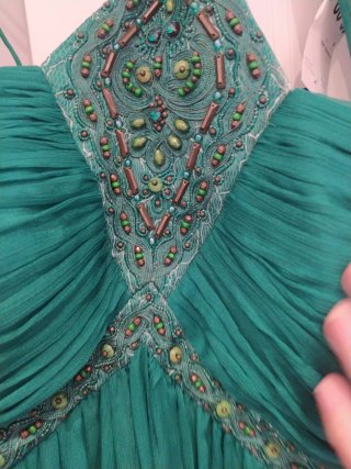 Vestido de fiesta verde con chal