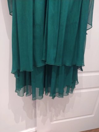 Vestido de fiesta verde con chal