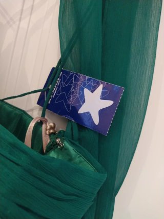 Vestido de fiesta verde con chal