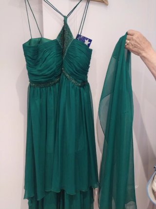 Vestido de fiesta verde con chal