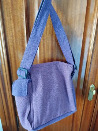 Bolso morado hecho a mano con bordado