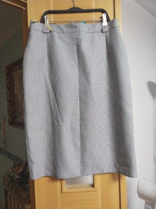 Falda de señora gris y blanca