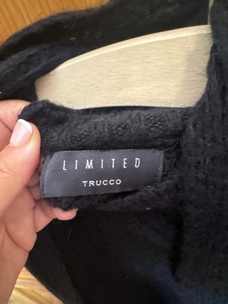 Jersey negro tejido con detalles calados