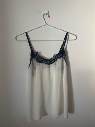Blusa blanca con encaje negro