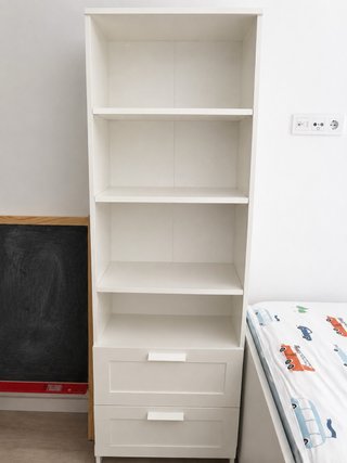 Librería blanca con cajones