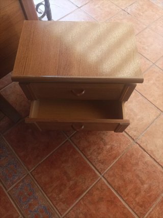 Cama de 90cm , con cabecero, piecero y mesita