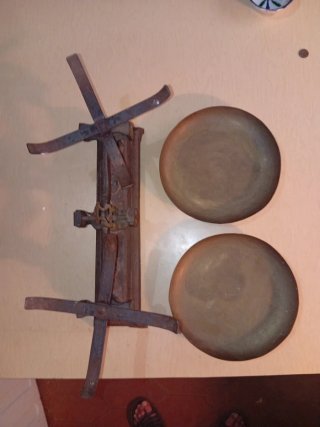 Balanza antigua de latón y hierro