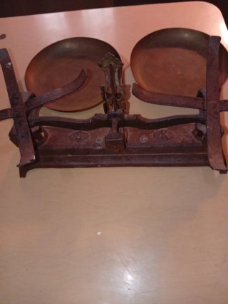 Balanza antigua de latón y hierro