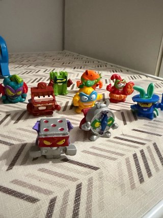 Robot Tigre Superthings con figuras
