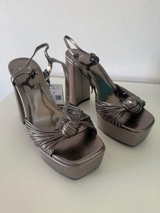Zapatos de tacón plataforma plateados nuevos