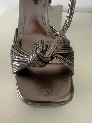 Zapatos de tacón plataforma plateados nuevos