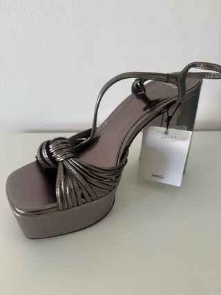 Zapatos de tacón plataforma plateados nuevos