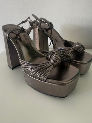 Zapatos de tacón plataforma plateados nuevos