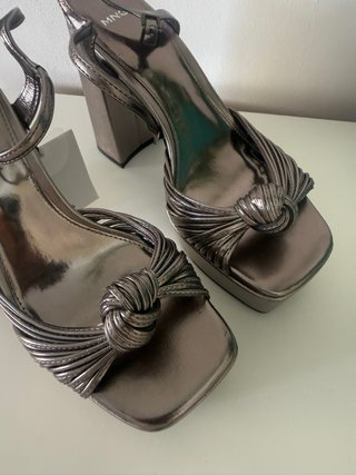 Zapatos de tacón plataforma plateados nuevos