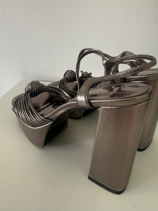 Zapatos de tacón plataforma plateados nuevos