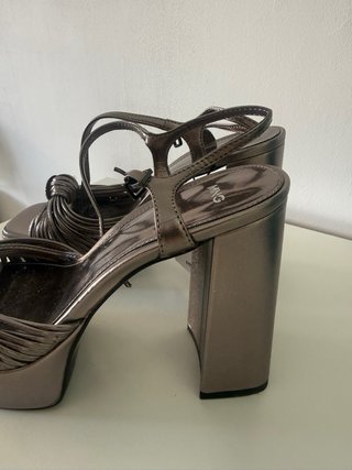 Zapatos de tacón plataforma plateados nuevos