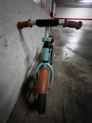 Bicicleta sin pedales azul y marrón