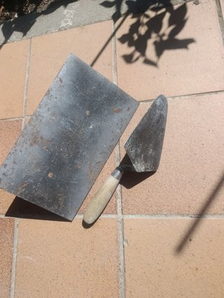 Cubo, llana y paleta de albañilería