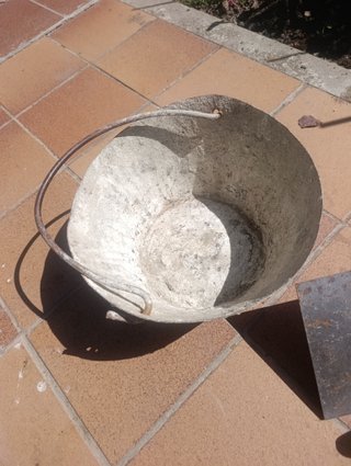 Cubo, llana y paleta de albañilería