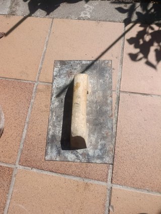 Cubo, llana y paleta de albañilería