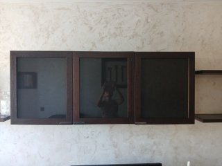 Vitrina madera wengué con puerta de cristal